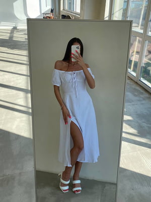 Біла сукня-міді з розрізом і ефектним бюстом | 6803995