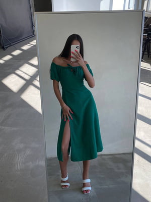 Зелена сукня-міді з розрізом і ефектним бюстом | 6803996