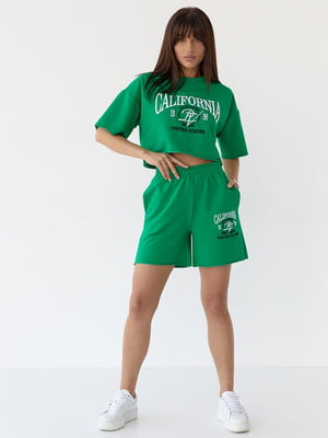 Зелений костюм з принтом та вишивкою: укорочена футболка та шорти | 6805722