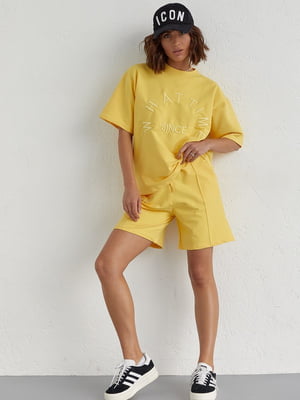 Трикотажний жовтий костюм: шорти та футболка з вишивкою | 6805725