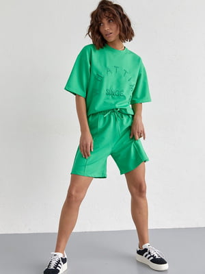 Трикотажний зелений костюм: шорти та футболка з вишивкою | 6805727