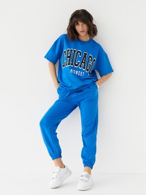 Синій костюм: футболка з принтом Chicago та джогери | 6805785