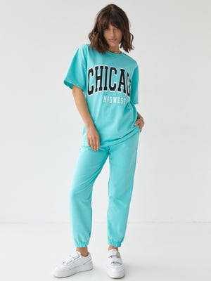 Бірюзовий костюм: футболка з принтом Chicago та джогери | 6805874