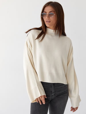 Укорочений светр молочного кольору з широкими рукавами | 6805899
