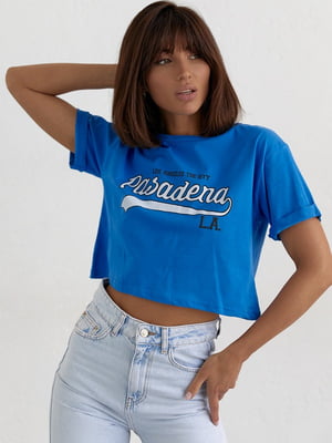Укорочена синя футболка з написом Pasadena | 6806041