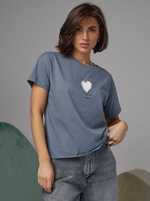 Сіра футболка, прикрашена серцем з бісеру та страз | 6806069