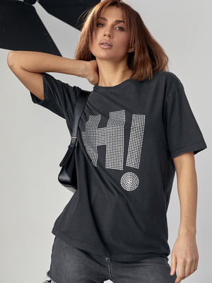 Темно-сіра трикотажна футболка з написом “Hi” із термостраз | 6806085