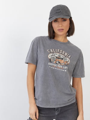 Сіра футболка з написом California і принтом ретро машини | 6806088