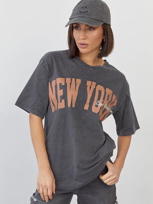 Темно-сіра трикотажна футболка з написом New York | 6806101