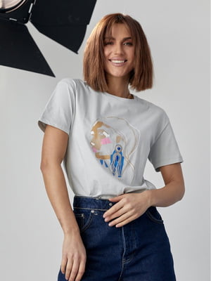 Сіра футболка, прикрашена принтом “Дівчина із сережкою” | 6806104