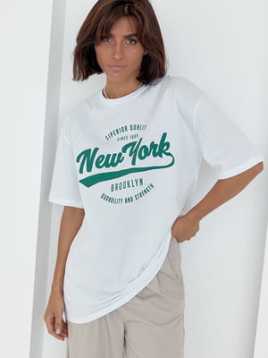 Біла трикотажна футболка з принтом New York | 6806123