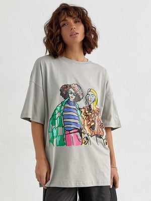 Сіра футболка з яскравим принтом у стилі Street art | 6806134