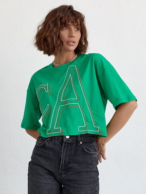 Укорочена зелена футболка з вишитими літерами | 6806140