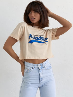 Укорочена футболка кремового кольору з написом Pasadena | 6806162