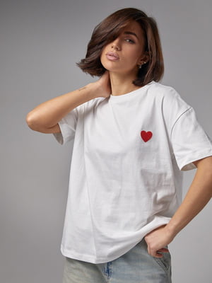 Трикотажна біла футболка з вишитим серцем | 6806163