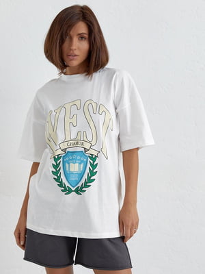 Бавовняна футболка оверсайз молочного кольору з написом West | 6806164