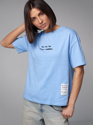 Блакитна бавовняна футболка з вишитим написом | 6806181