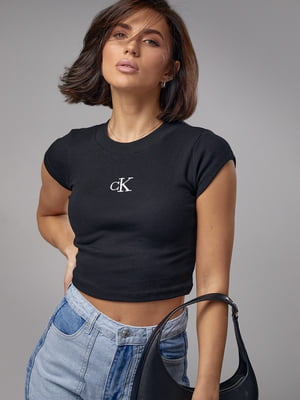 Коротка чорна футболка у рубчик з вишитим написом “CK” | 6806210