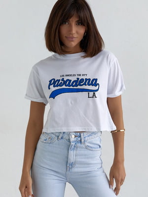 Укорочена футболка молочного кольору з написом Pasadena | 6806226