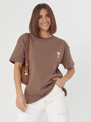 Трикотажна коричнева футболка з лаконічною вишивкою | 6806248