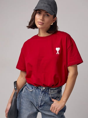 Трикотажна червона футболка з лаконічною вишивкою | 6806249