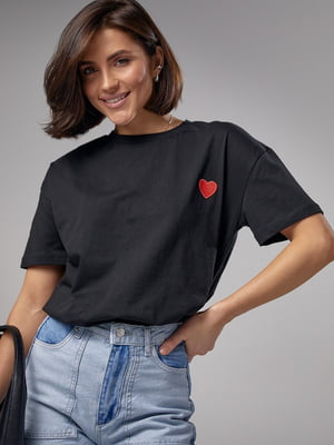 Чорна трикотажна футболка з вишитим серцем | 6806272