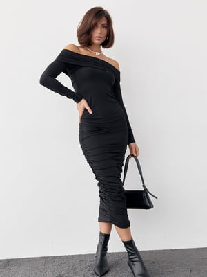 Силуетна сукня з драпіруванням і відкритими плечима чорна | 6806660