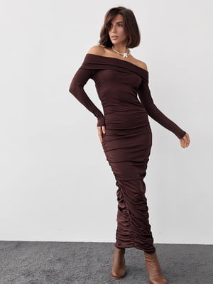 Силуетна сукня з драпіруванням і відкритими плечима коричнева | 6806675