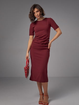 Силуетна сукня міді з драпіруванням бордо | 6806756