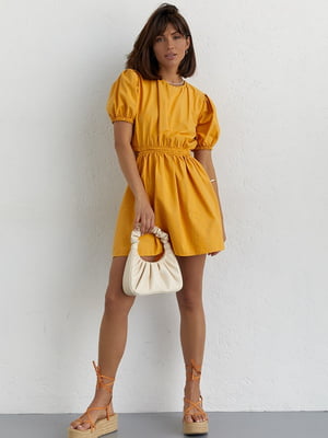 Коротка однотонна жовта сукня з вирізом на спині | 6806844