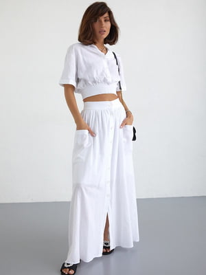 Літній білий костюм на гудзиках: укорочена блуза та спідниця-максі | 6807156