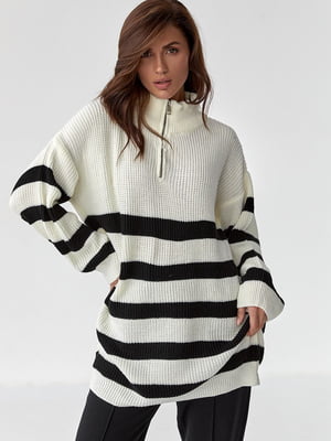В'язаний білий светр в смужку з блискавкою на комір | 6807227