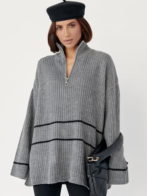 Сірий трикотажний светр в смужку з блискавкою на комірі | 6807294