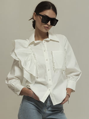 Белая блуза с рюшами и декором из бусин | 6808122