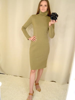 Сукня оливкового кольору на флісі з високим горлом-стійкою | 6810069
