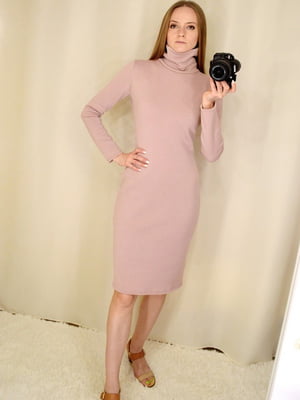 Сукня пудрового кольору на флісі з високим горлом-стійкою | 6810070