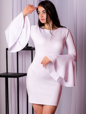 Біла трикотажна сукня-міні з рукавами-кльош  | 6810137
