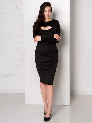 Чорна трикотажна сукня-футляр з вирізом у зоні декольте | 6810162