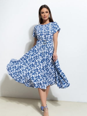 Синьо-біла приталена сукня з принтом | 6810996