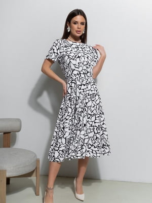 Чорно-біла приталена сукня з принтом | 6811035