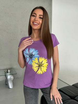Бузкова бавовняна футболка з яскравим квітковим малюнком | 6811052