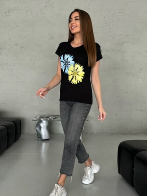 Чорна бавовняна футболка з яскравим квітковим малюнком | 6811053