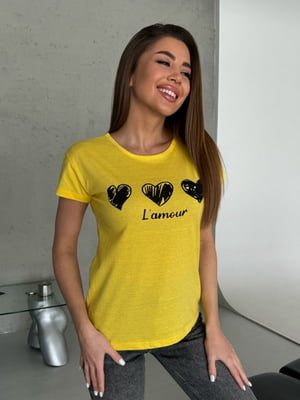 Жовта трикотажна футболка з серцями і написом | 6811075