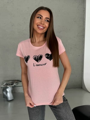 Рожева трикотажна футболка з серцями і написом | 6811077