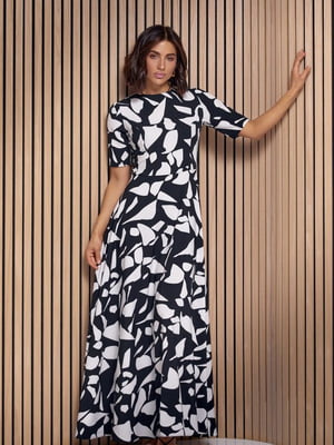 Чорно-біла довга сукня з принтом | 6811112