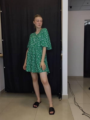 Сукня літня коротка зелена в квітковий принт | 6765328