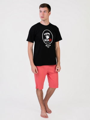 Піжама: чорна футболка з принтом та коралові шорти | 6813370