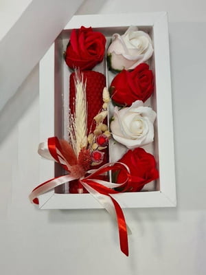 Подарунковий набір: свічка ручної роботи та 5 мильних троянд | 6816941