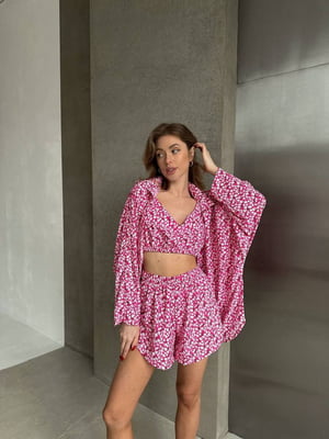 Рожевий костюм в квітковий принт: топ, вільна сорочка та шорти | 6816811