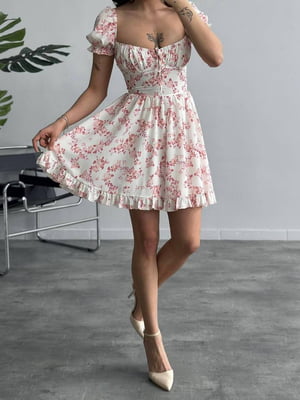 Сукня пудрового кольору в квітковий принт з драпірованим ліфом | 6816883
